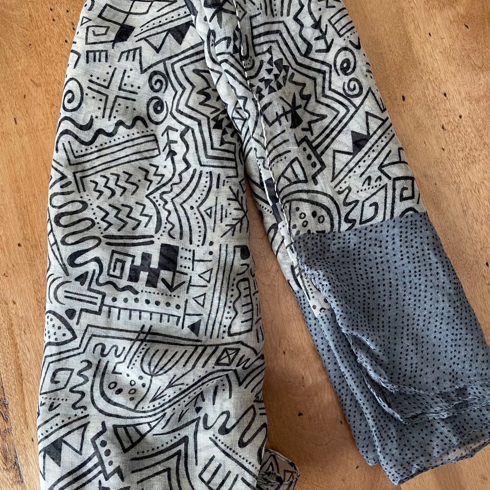 Lightweight print scarf